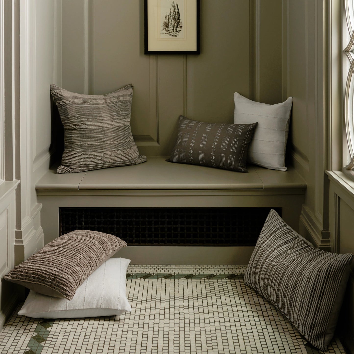 005 SI-2159868,SI-2159869 | Lifestyle | PJS0013 Pillow by Jean Stoffer x Loloi in ivory. Made from 100% cotton in a modern style.