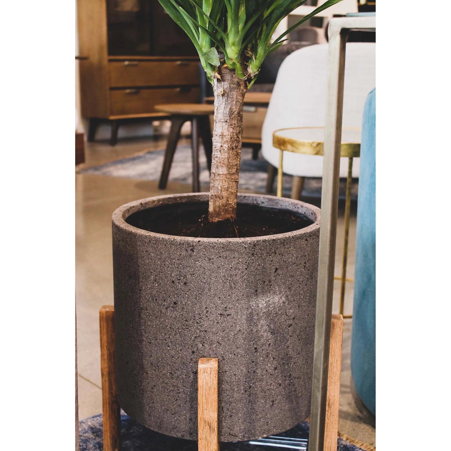 009 SI-2004368 | Lifestyle | Patio Round Large Standing Pot by LH Imports. Made from unique in a modern style.