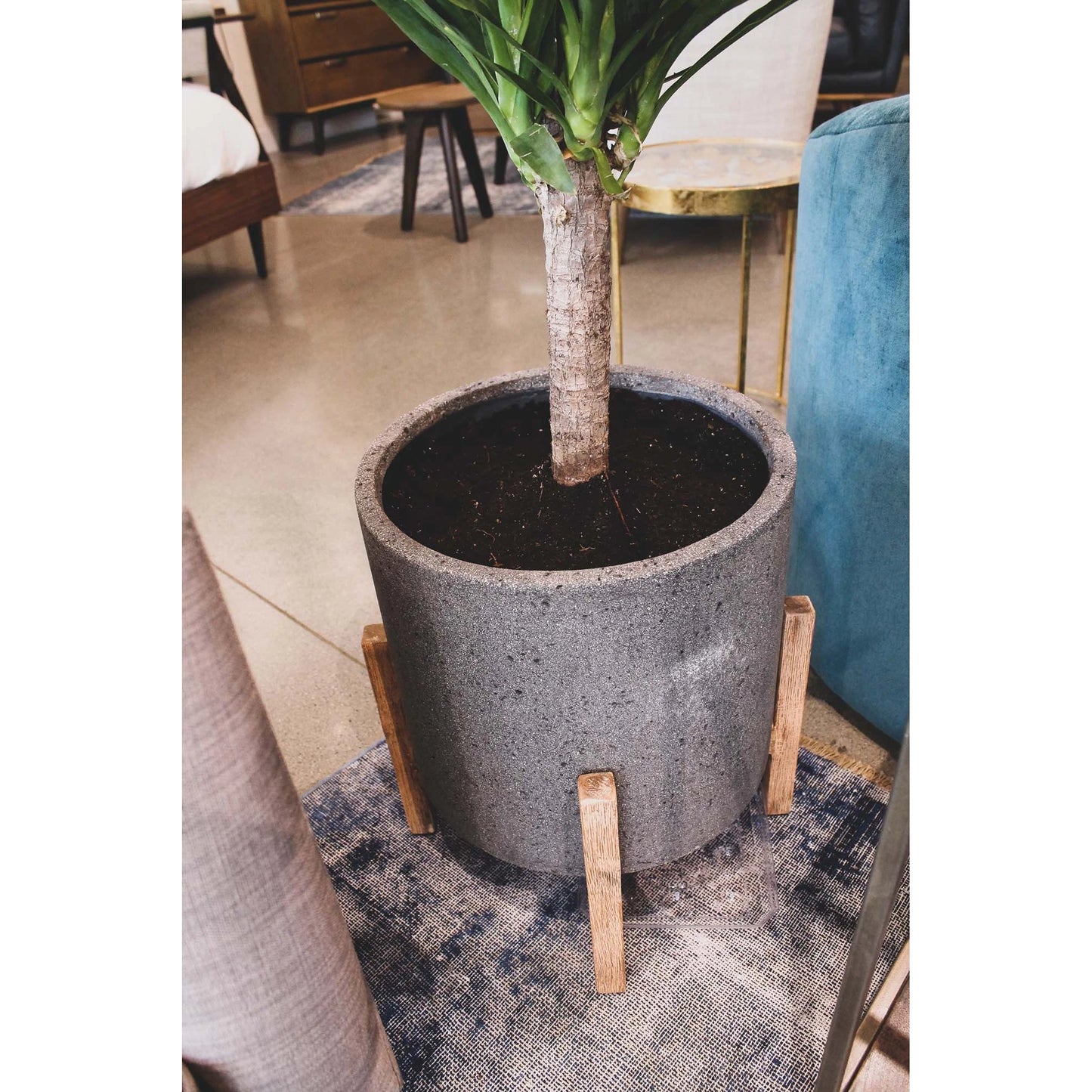 011 SI-2004368 | Lifestyle | Patio Round Large Standing Pot by LH Imports. Made from unique in a modern style.