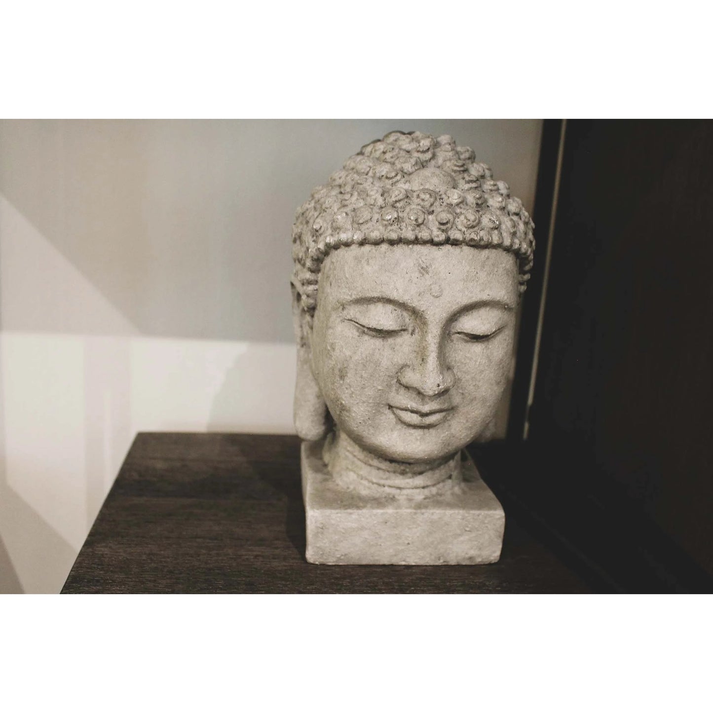 011 SI-2004363 | Lifestyle | Patio Buddha Head by LH Imports in light grey. Made from ficonstone ash grey in a modern style.