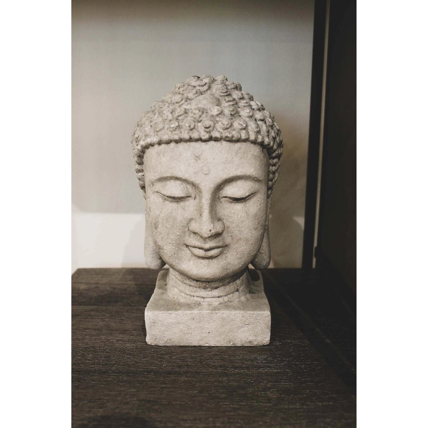 012 SI-2004363 | Lifestyle | Patio Buddha Head by LH Imports in light grey. Made from ficonstone ash grey in a modern style.