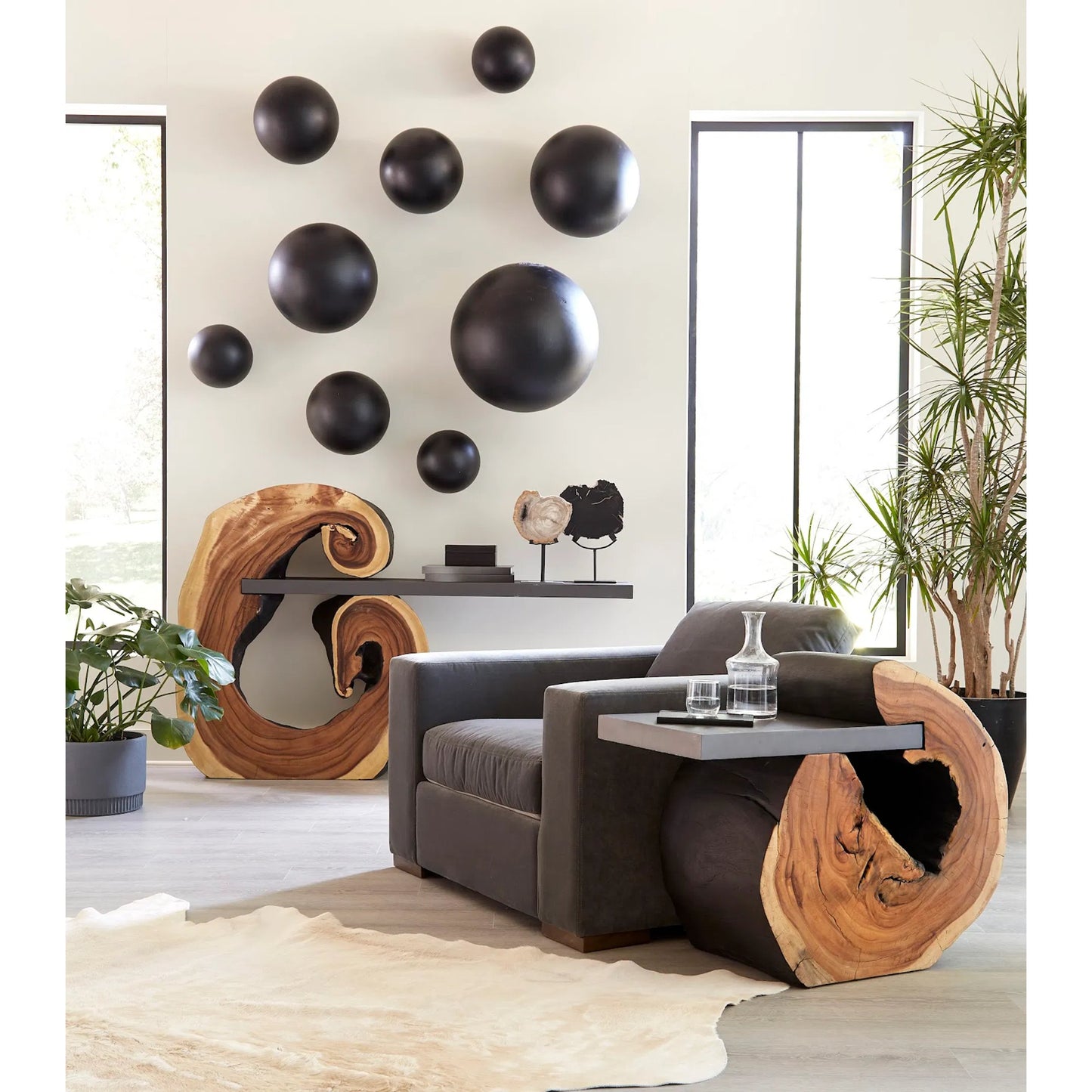 043 SR-820004,SR-820007 | Lifestyle | Ball on the Wall by Phillips Collection. Made from resin in a modern style.