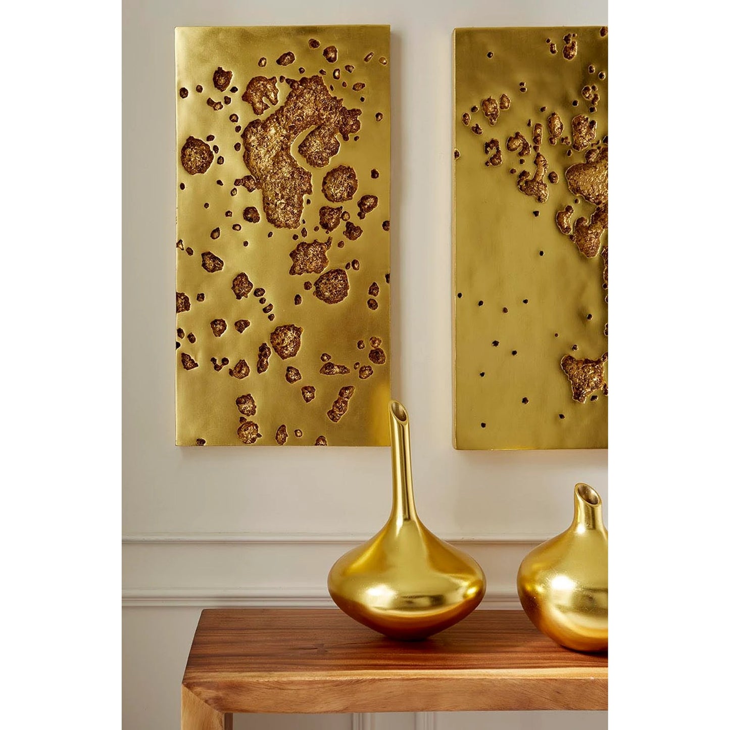 004 SR-939512 | Lifestyle | Julian Vase by Phillips Collection in gold and gold leaf. Made from resin in a eclectic & global style.