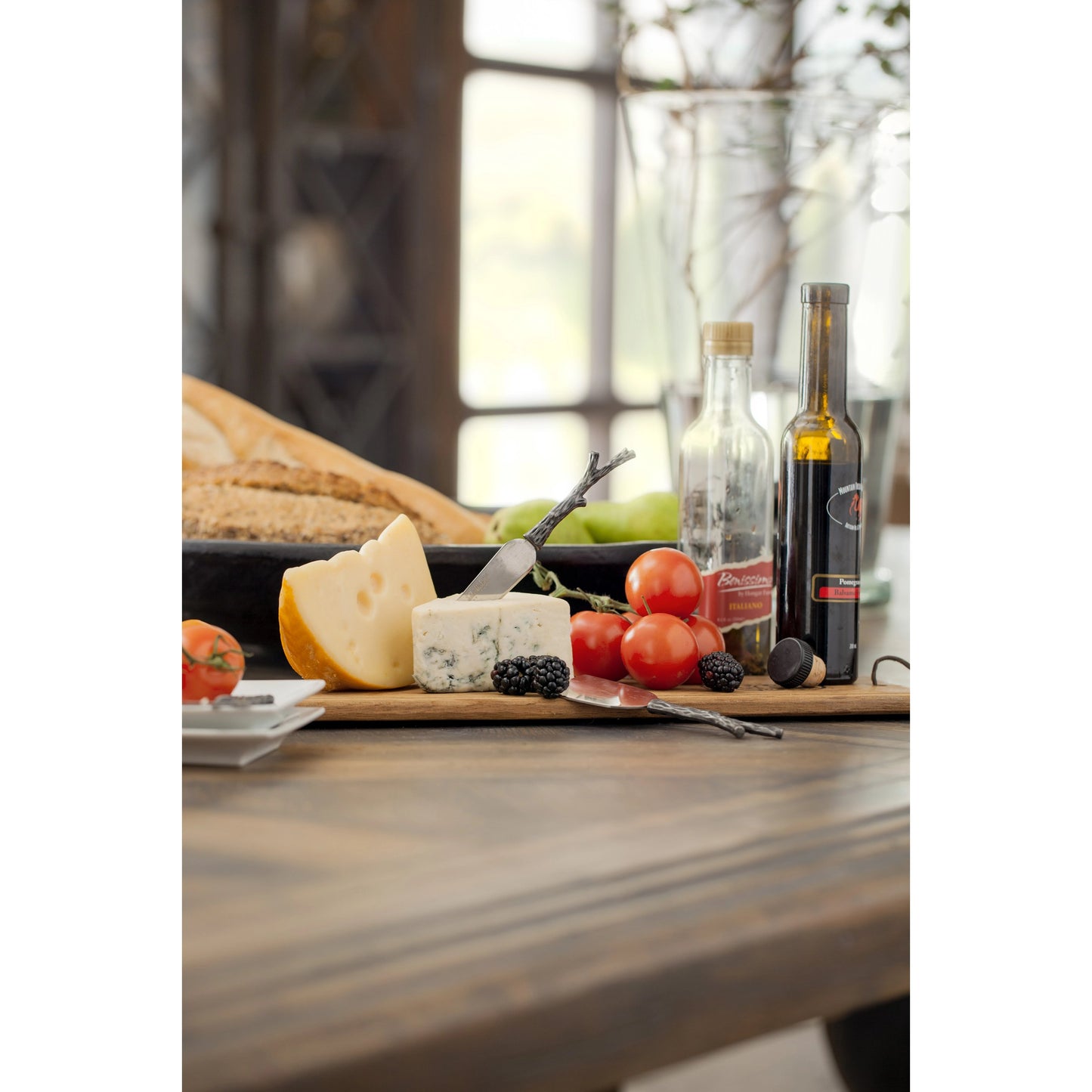 004 SI-1748354 | Closeup | Bandera Dining Table by Hooker Furniture in saddle brown, anthracite black. Made from white oak, walnut veneers with resin in a traditional style.