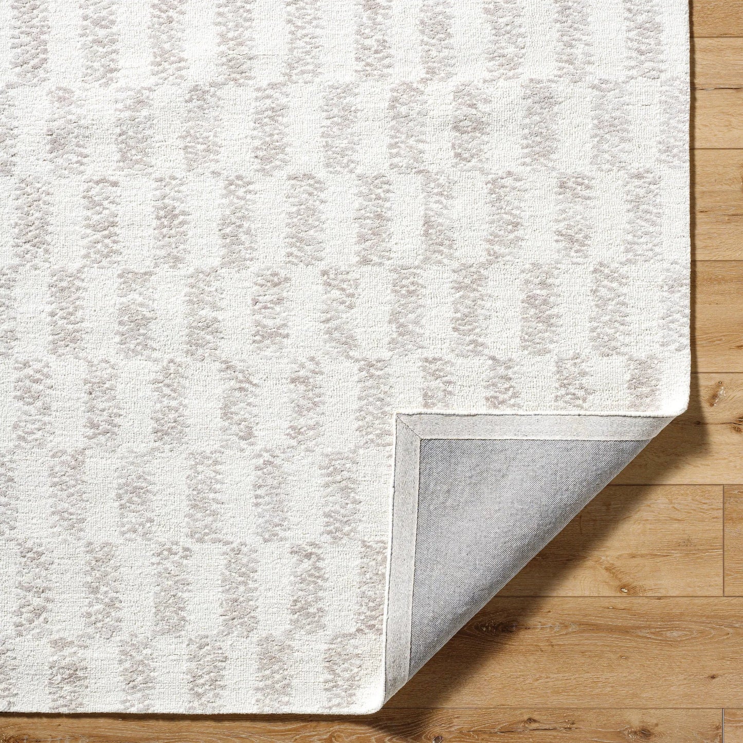 005 SI-2167597,SI-2167598,SI-2167599,SI-2167600,SI-2167601,SI-2167602 | Closeup | Rize Rug - 488494 by Livabliss in light silver, off-white, ash. Made from wool in a unique style.