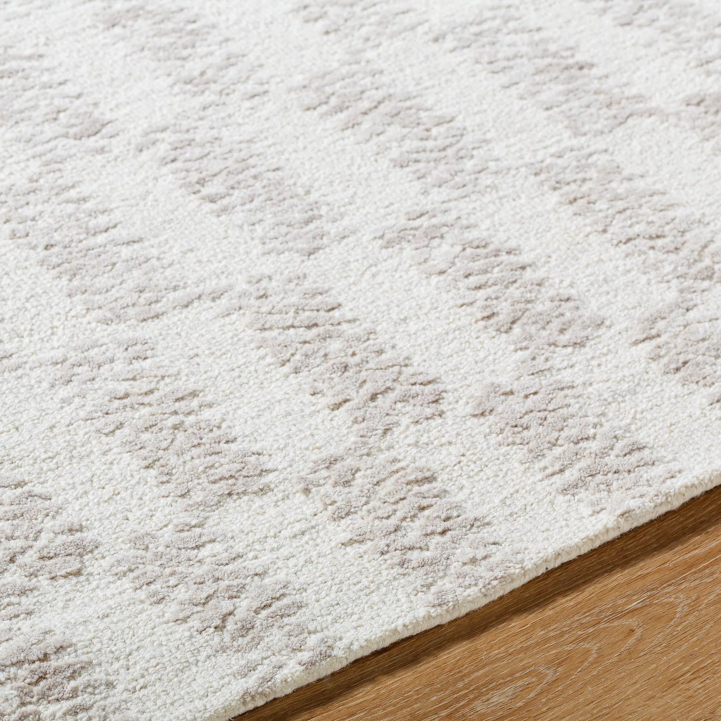 006 SI-2167597,SI-2167598,SI-2167599,SI-2167600,SI-2167601,SI-2167602 | Closeup | Rize Rug - 488494 by Livabliss in light silver, off-white, ash. Made from wool in a unique style.