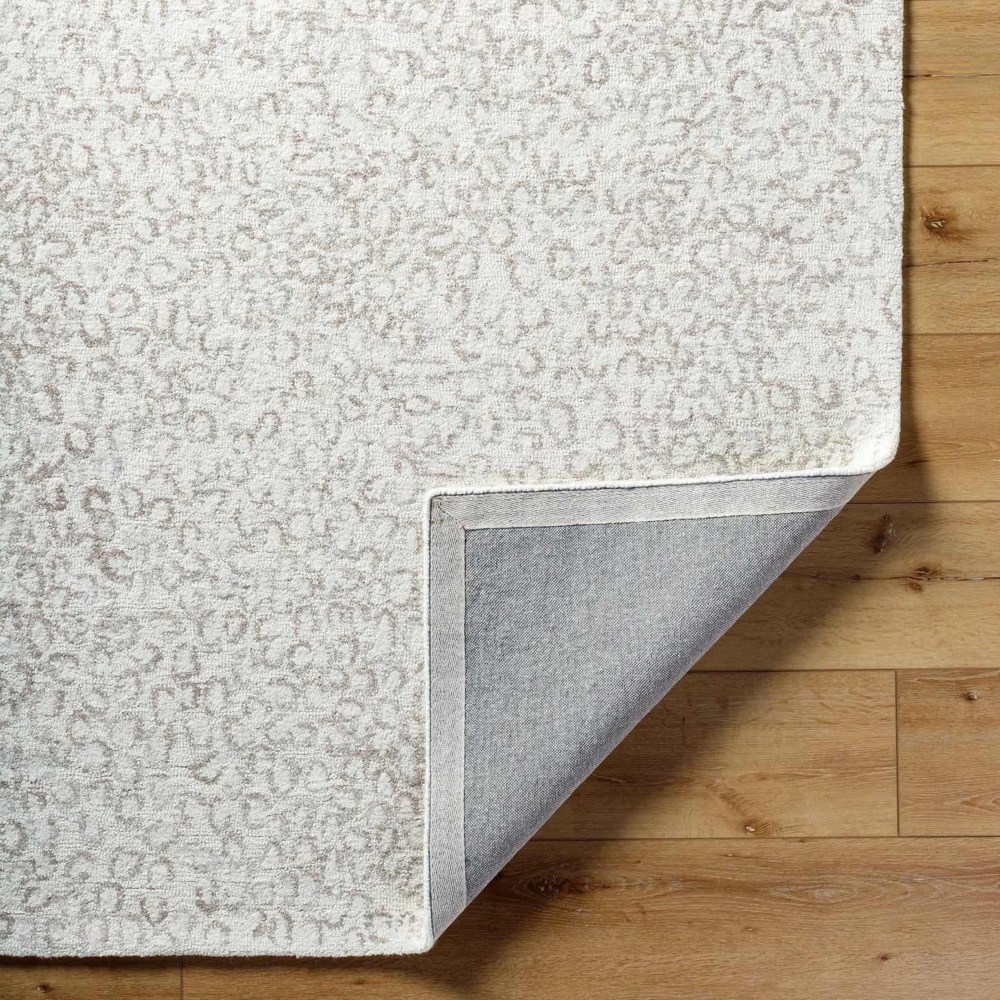 005 SI-2167621,SI-2167622,SI-2167623,SI-2167624,SI-2167625,SI-2167626 | Closeup | Rize Rug - 488576 by Livabliss in light silver, sterling grey. Made from wool in a unique style.