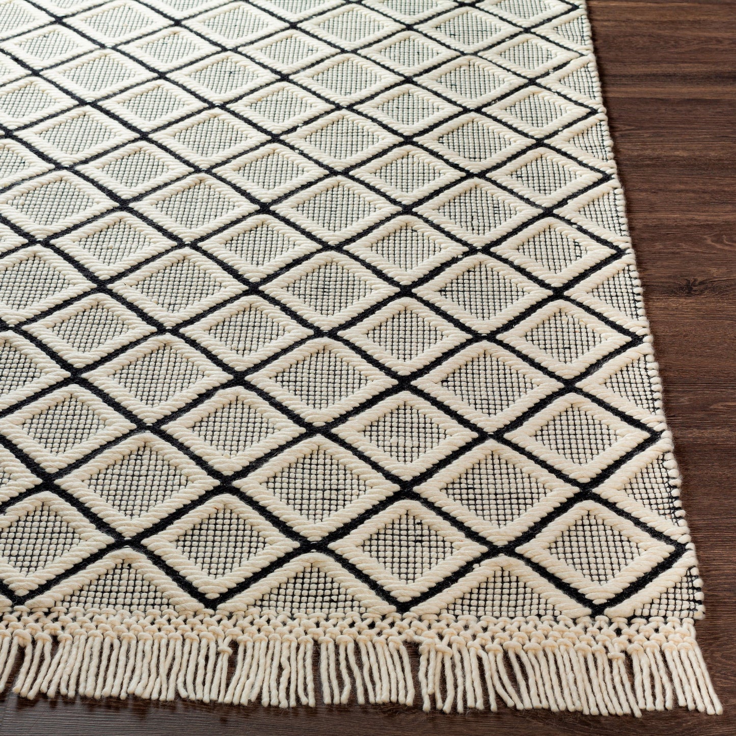 004 SI-1890069,SI-1890071,SI-1890072,SI-1890073,SI-1890074,SI-1890075 | Closeup | Saint Clair Rug - 27904 by Surya in black, cream. Made from 100% new zealand wool in a unique style.