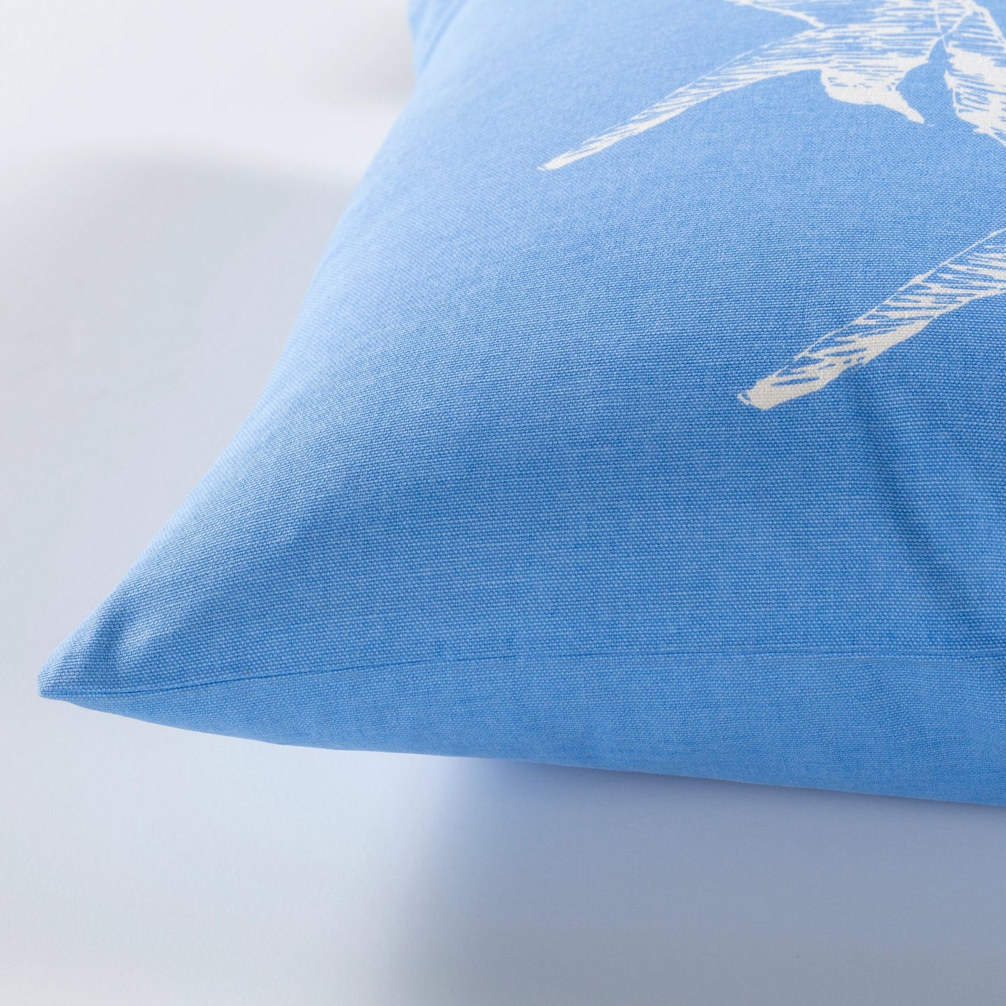 002 SI-1890379,SI-1890380 | Closeup | Sea Life Indoor/Outdoor Pillow by Surya in sky blue, white. Made from 100% cotton in a coastal style.