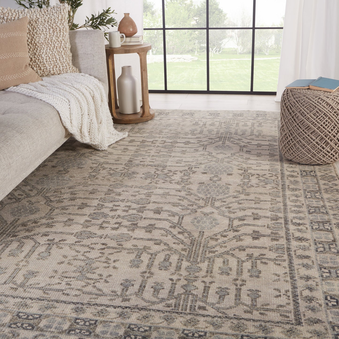 005 SI-1750496,SI-1750498,SI-1750499,SI-1794971 | Lifestyle | Salinas SLN14 Rug by Jaipur Living in gray. Made from 100% wool in a unique style.