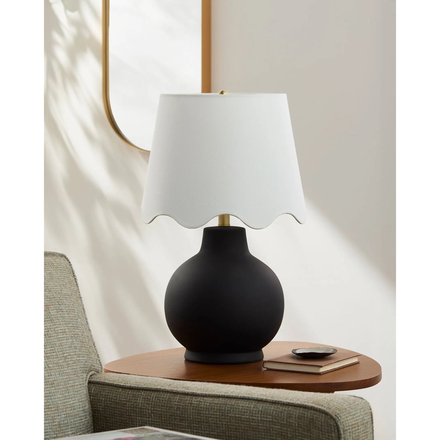 011 SI-2350151 | Lifestyle | Stella Diminuta Accent Table Lamp with White Shade by Livabliss in painted. Made from ceramic, iron, linen, polyester in a unique style.