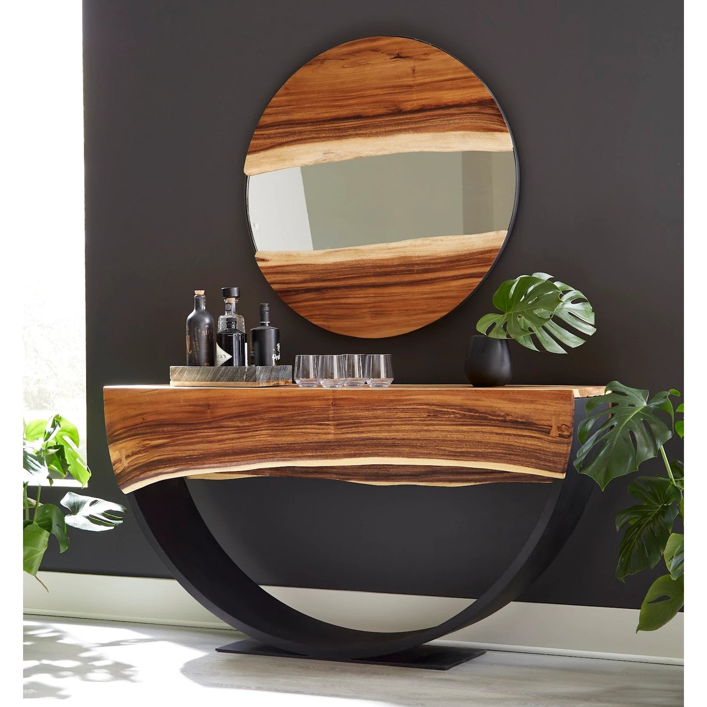 003 SI-1944933 | Lifestyle | River Mirror by Phillips Collection in brown. Made from wood, chamcha wood in a rustic style.