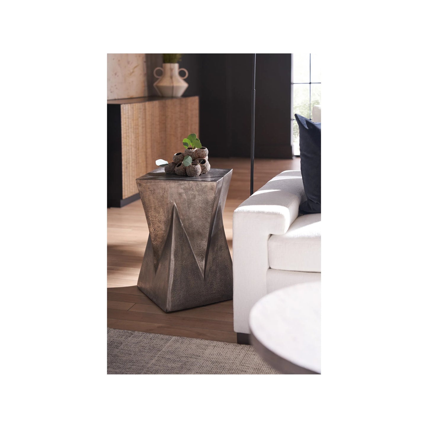 004 SI-2195673 | Lifestyle | Modern Persephone Side Table by Universal Furniture in graphite. Made from unique in a unique style.
