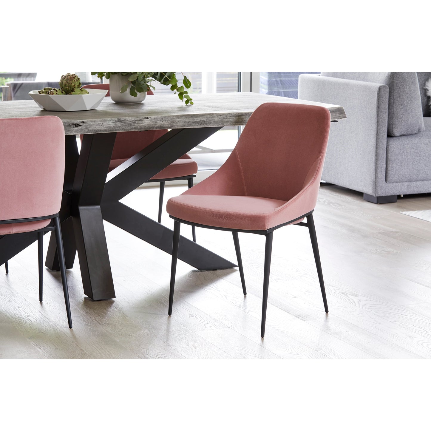 006 SI-2121908 | Lifestyle | Edge Dining Table by Moe's Home Collection in light grey. Made from solid acacia, iron base in a modern style.