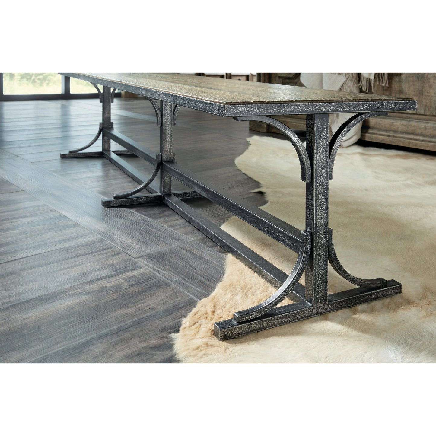 004 SI-1749072 | Lifestyle | La Grange Von Rosenberg Bed Bench by Hooker Furniture in wash off oak. Made from oak veneers, metal in a traditional style.