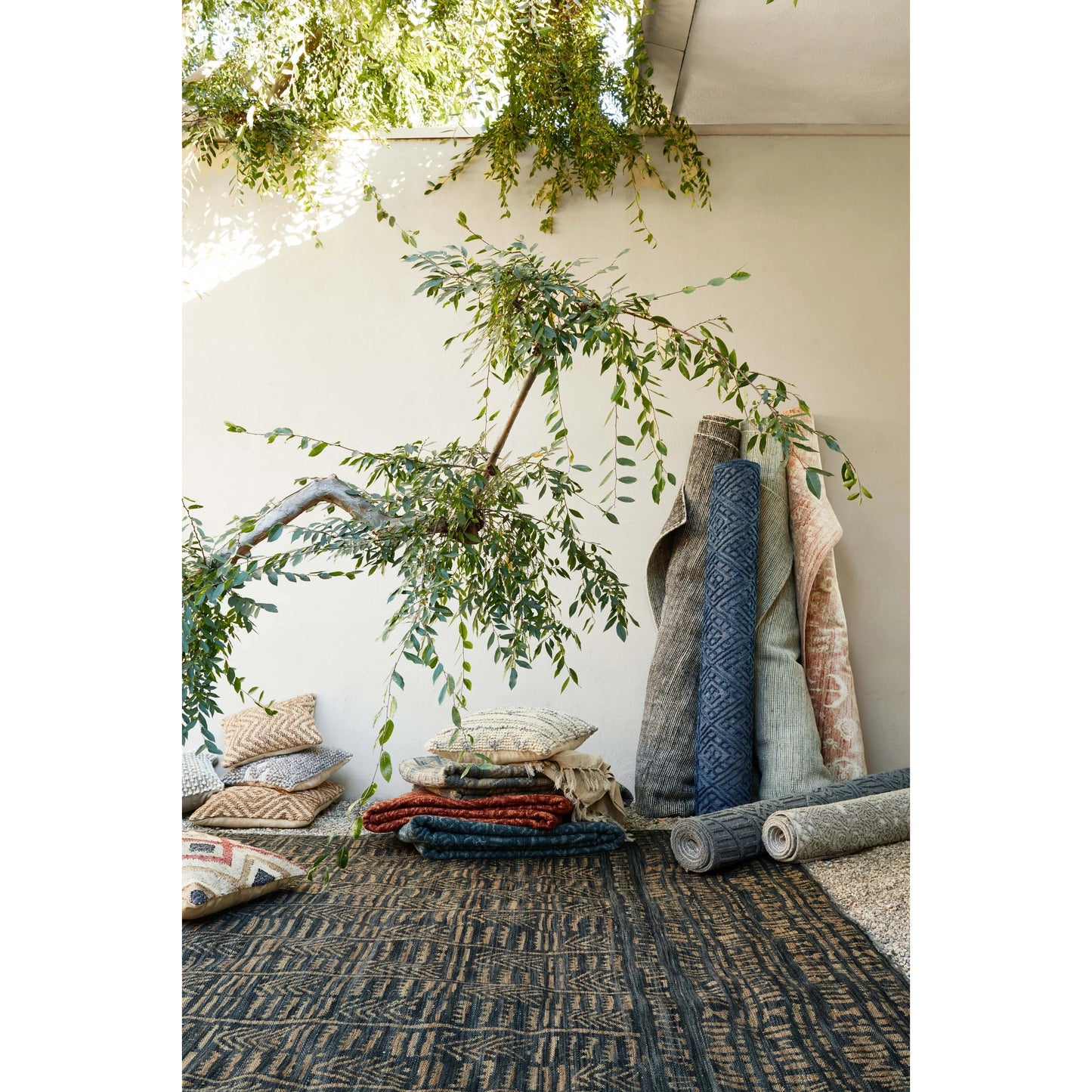 011 SI-2156917,SI-2156922 | Lifestyle | Villa Rug by Loloi. Made from 100% wool in a unique style.