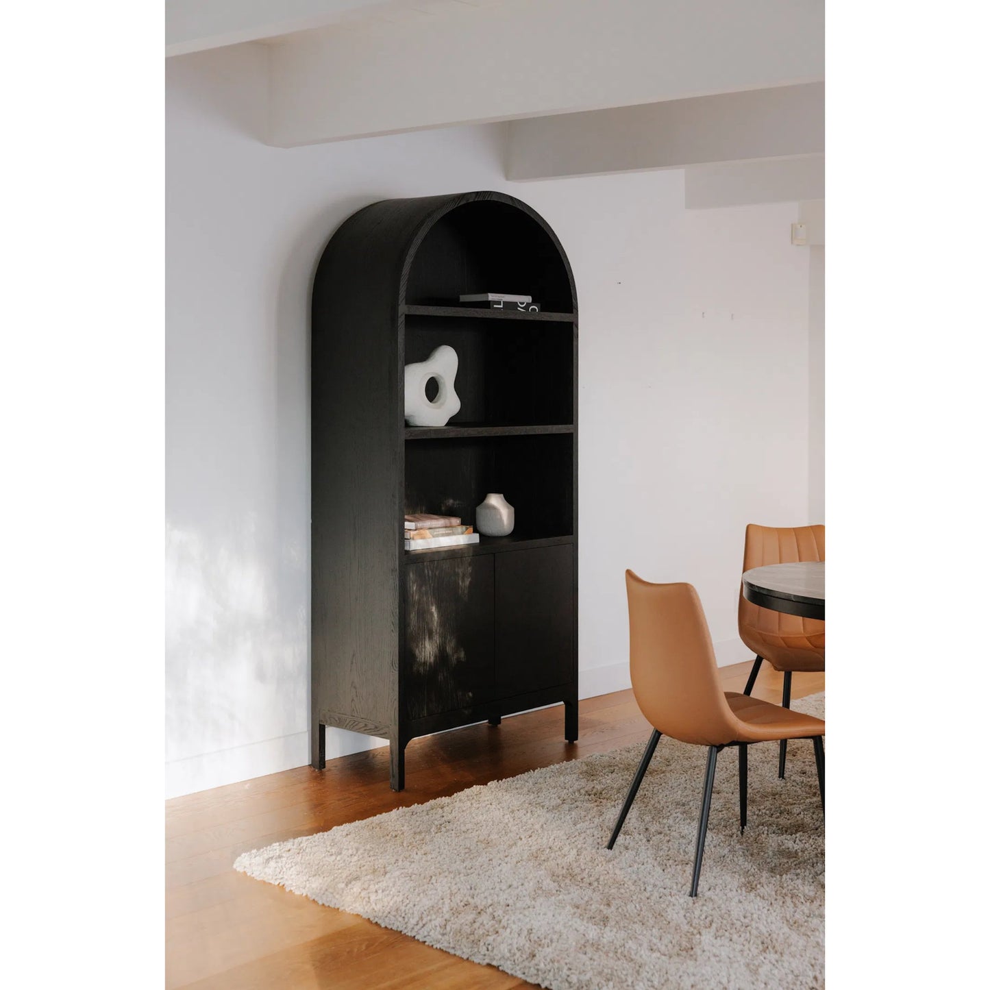 004 SI-2254068 | Lifestyle | Wilde Display Cabinet by Moe's Home Collection in black. Made from solid oak, oak veneer, plywood in a modern style.