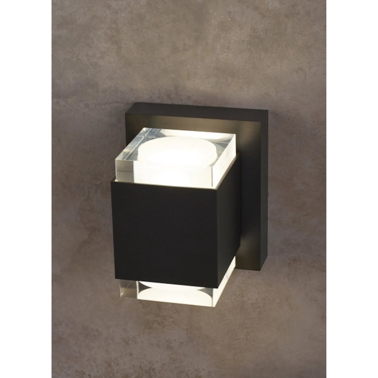 005 SI-2231299,SI-2231303 | Closeup | Voto 6" Outdoor Wall Sconce by Visual Comfort & Co.. Made from aluminum in a unique style.