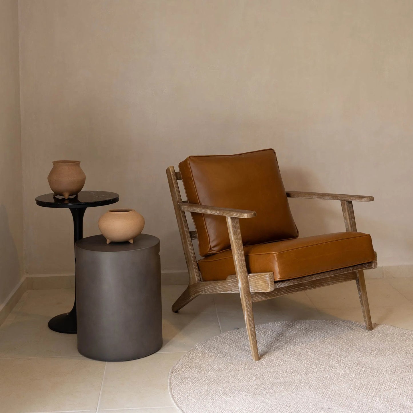 008 SI-2004205 | Lifestyle | Concrete Round Side Table With Handle by LH Imports in grey. Made from dark grey concrete in a modern style.