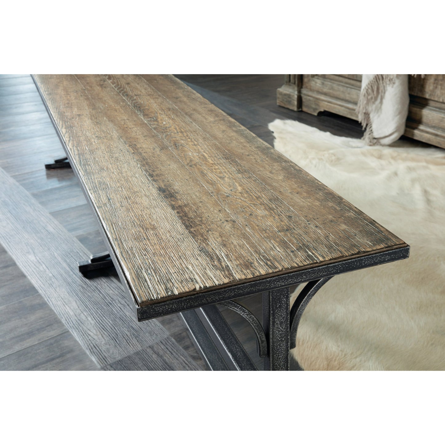 005 SI-1749072 | Lifestyle | La Grange Von Rosenberg Bed Bench by Hooker Furniture in wash off oak. Made from oak veneers, metal in a traditional style.