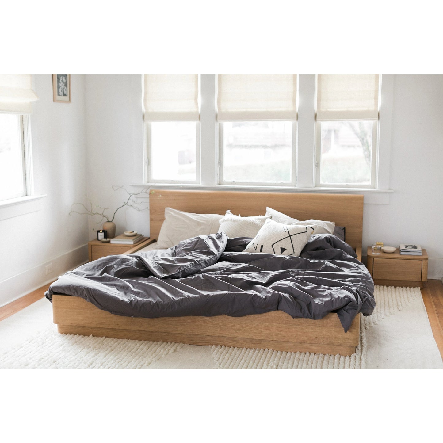 036 SI-2122062 | Lifestyle | Round Off Bed by Moe's Home Collection. Made from unique in a modern style.