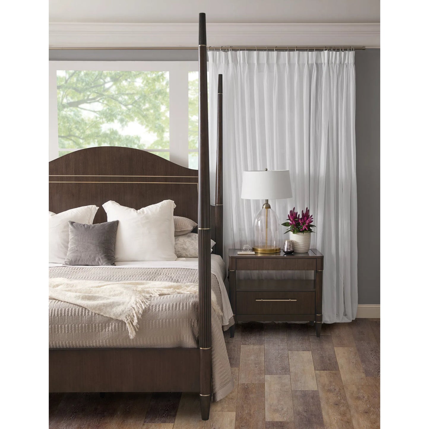 009 SI-2449337,SI-2449338,SI-2449339 | Lifestyle | Asher Park Poster Poster Bed by Pulaski Furniture in piano brown. Made from eucalyptus veneers in a traditional style.