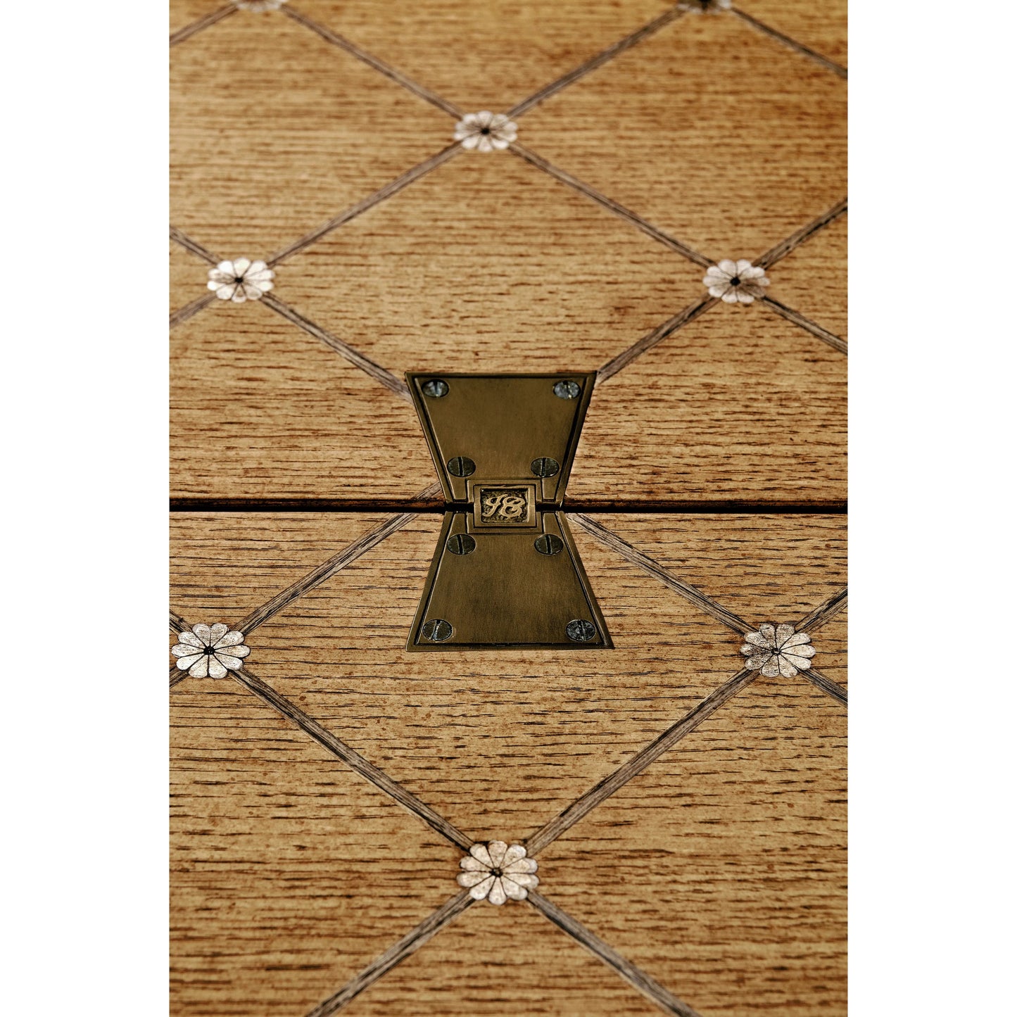 003 SI-2186361 | Closeup | Reimagined Dielectric Hunt Table by Jonathan Charles in natural oak. Made from oak in a modern style.
