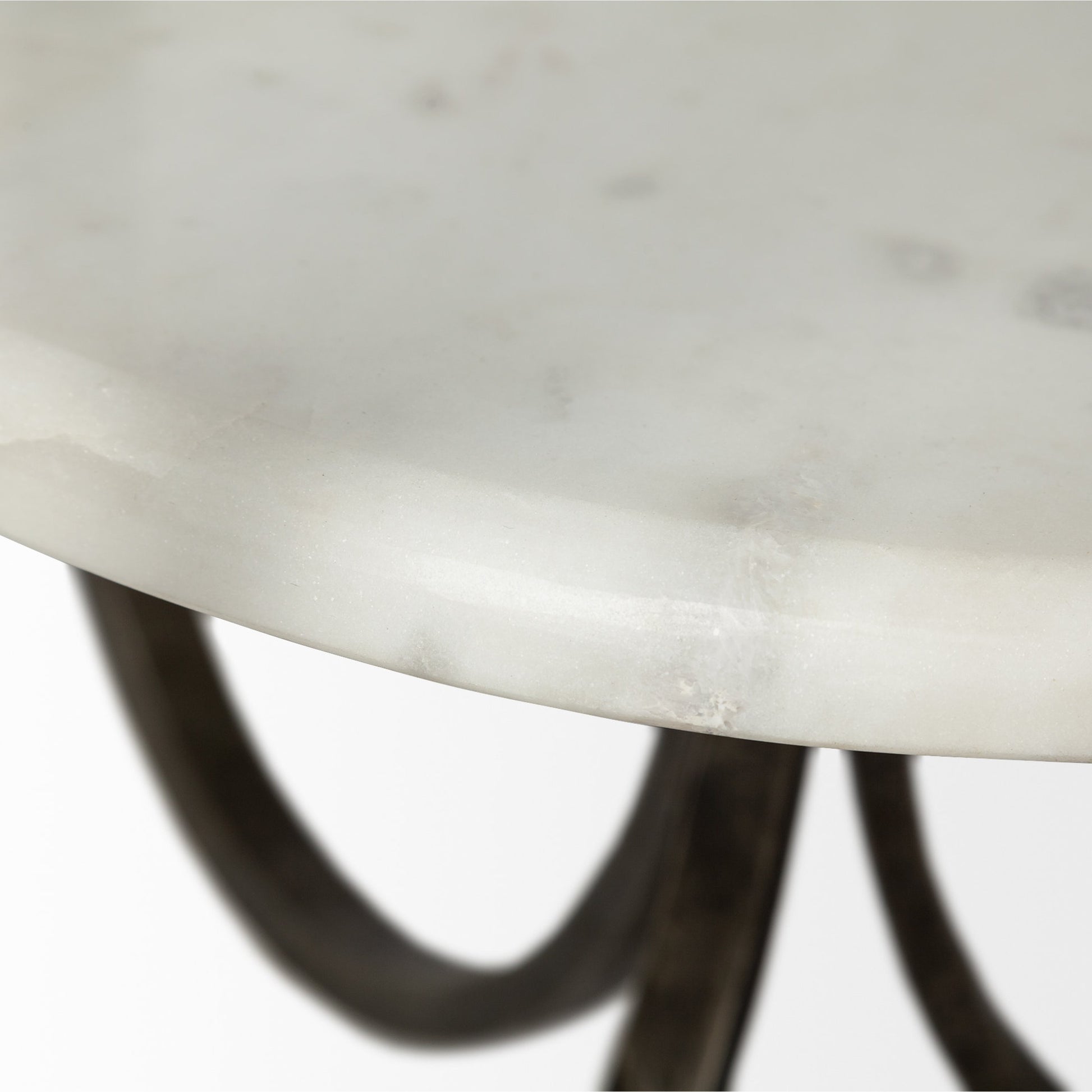 Reinhardt End/Side Table by Mercana in white, gold. Made from unique in a transitional style.