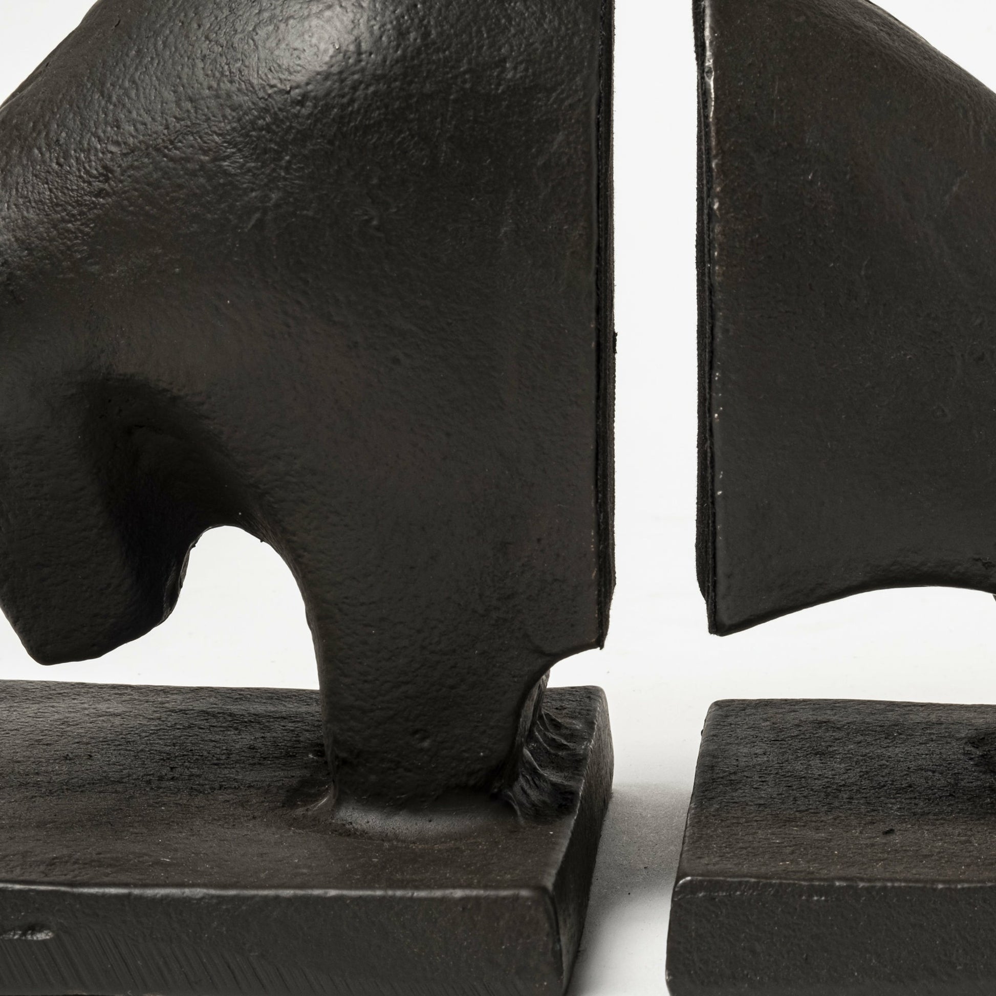 Tauro III Cast Aluminum Raging Bull Bookends Set of Two by Mercana in black. Made from aluminum in a cottage & farmhouse style.