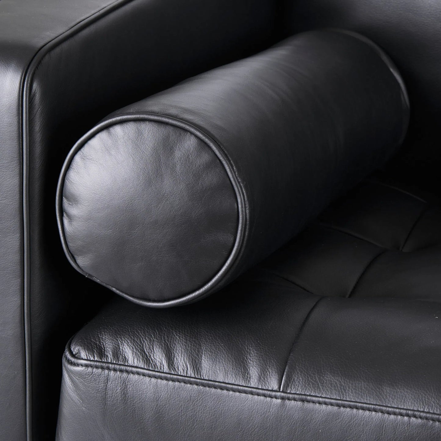 012 SI-2369665 | Closeup | Svend Sofa by Mercana. Made from genuine leather in a unique style.