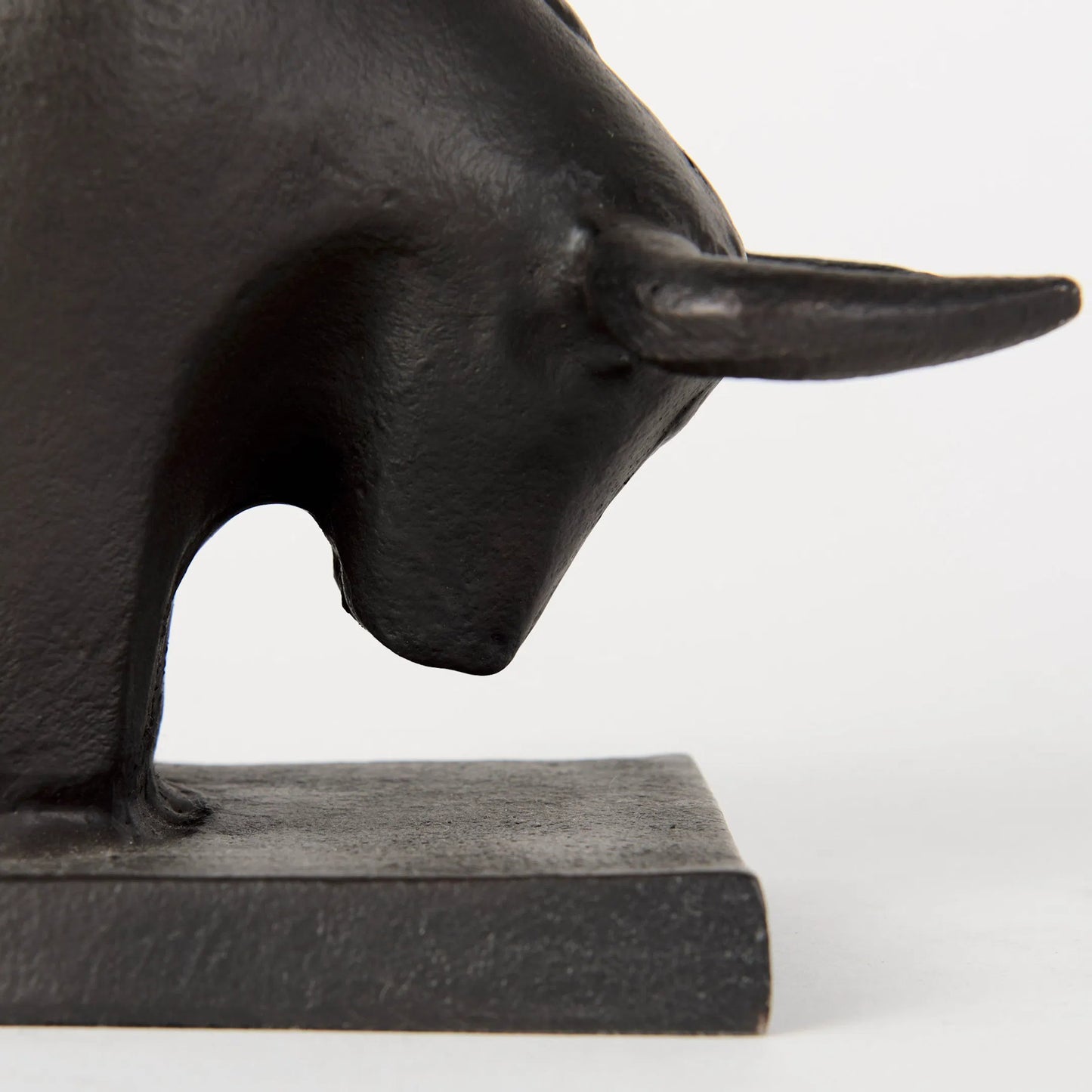 052 SI-1718071 | Closeup | Tauro III Cast Aluminum Raging Bull Bookends Set of Two by Mercana in black. Made from aluminum in a cottage & farmhouse style.