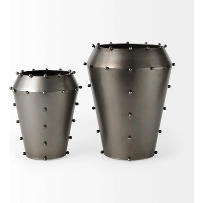 Elio Vase by Mercana. Made from metal in a modern style.