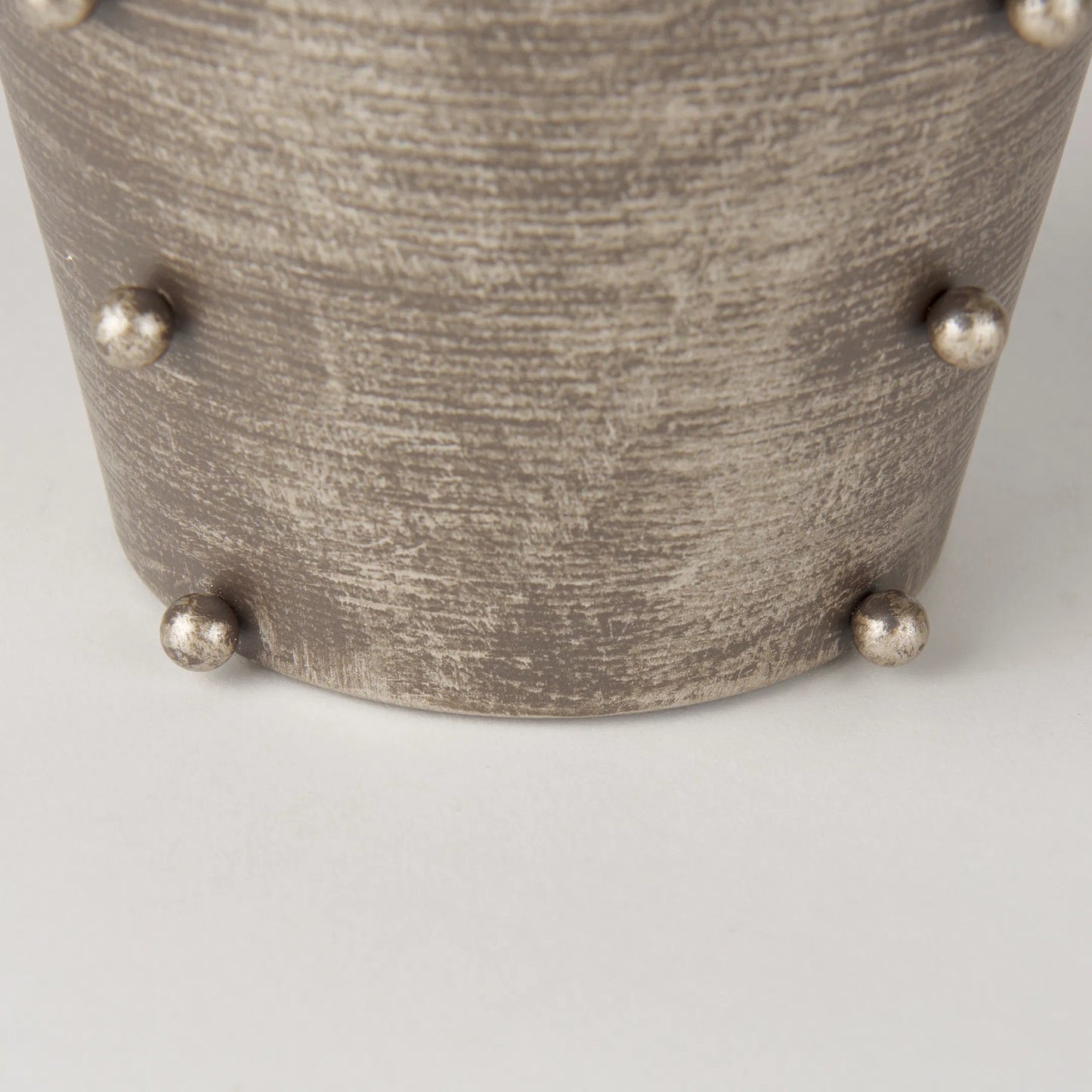 037 SI-2369698 | Closeup | Elio Vase by Mercana in champagne. Made from metal in a modern style.