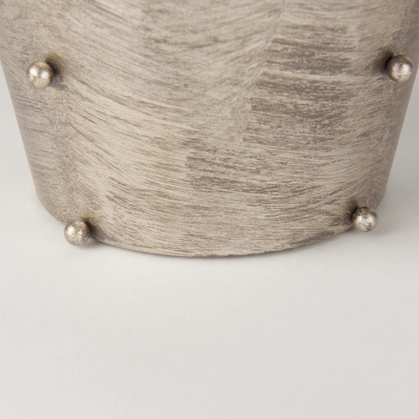 020 SI-2369699 | Closeup | Elio Vase by Mercana. Made from metal in a modern style.