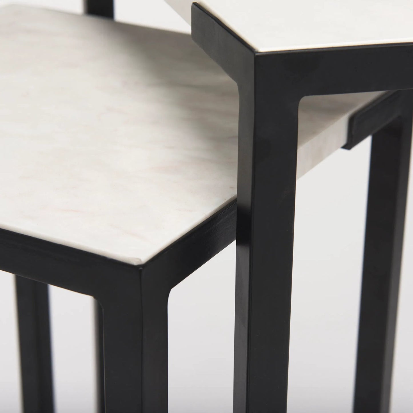 050 SR-387974 | Closeup | Lucas Accent Table by Mercana in white, matte black. Made from marble, iron in a modern style.