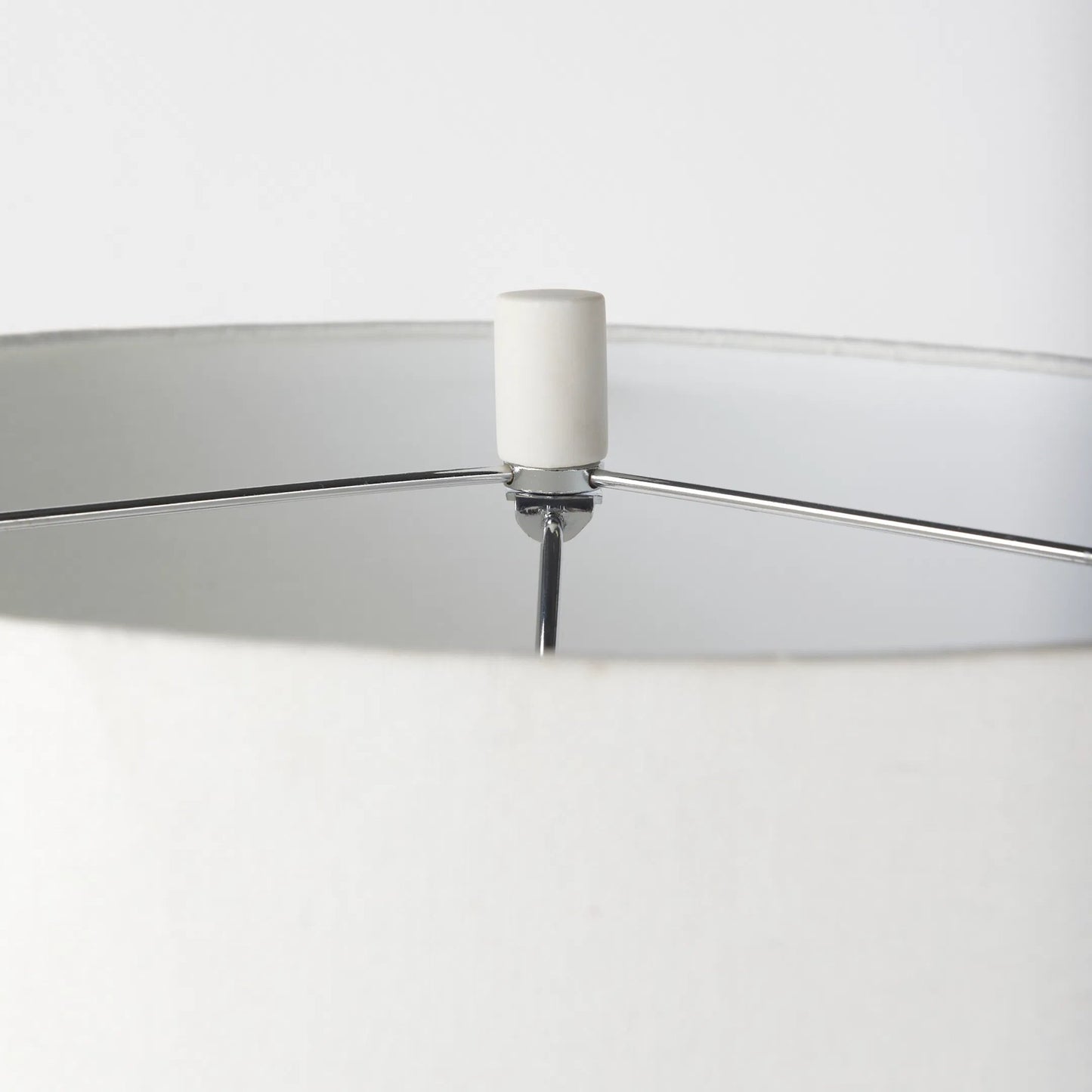007 SI-2369337 | Closeup | Melanie Table Lamp by Mercana in white. Made from ceramic in a modern style.