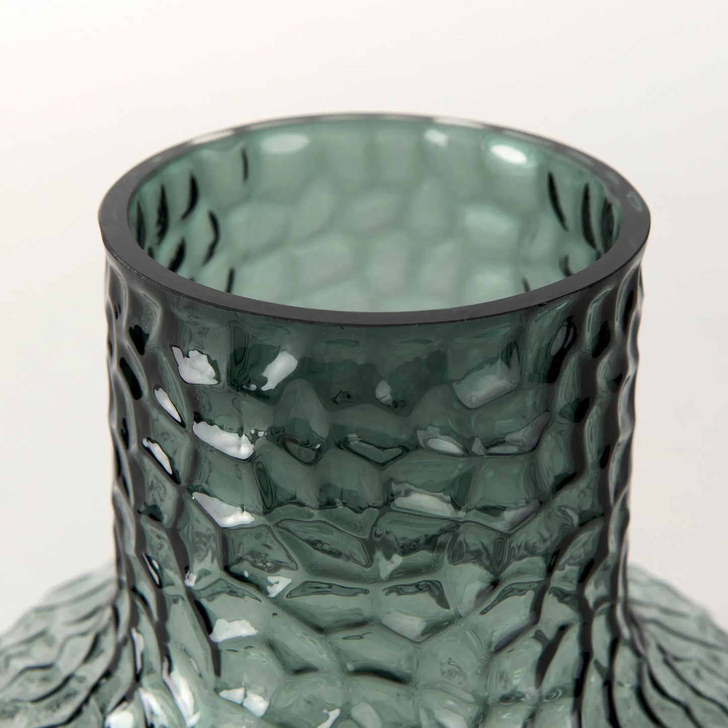 005 SI-2370192 | Closeup | Jolene Vase by Mercana. Made from glass in a modern style.