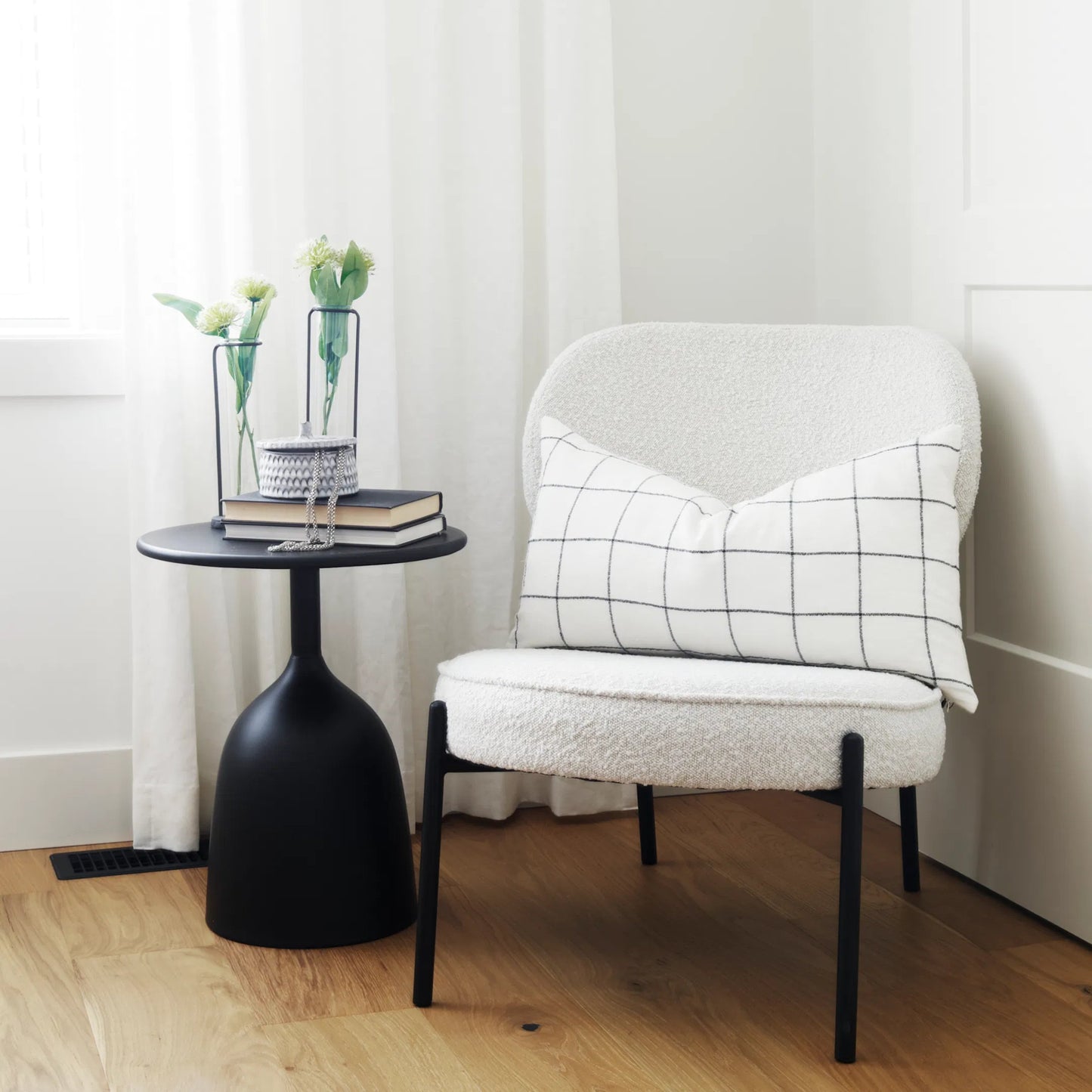 029 SI-2370001 | Lifestyle | Talulla Accent Table by Mercana in black. Made from metal in a modern style.