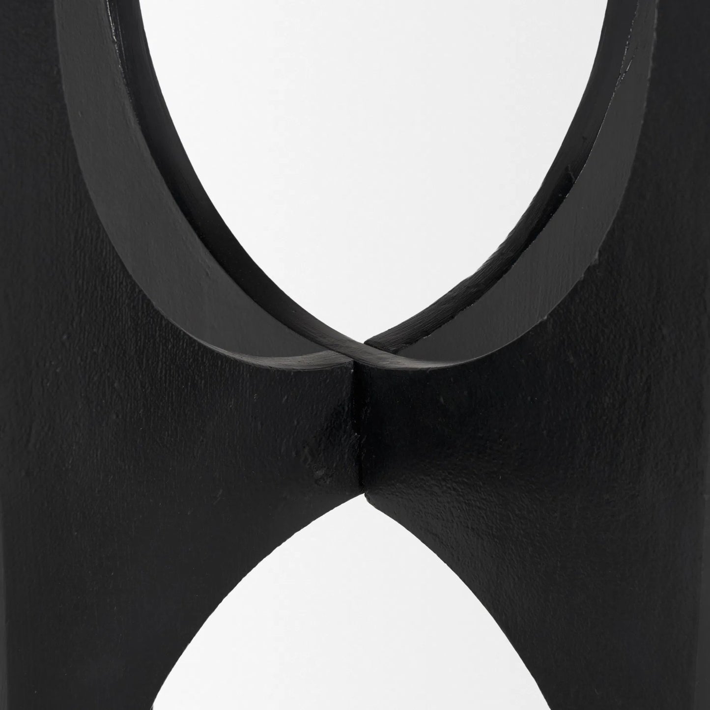 013 SI-2370347 | Closeup | Sobi Accent Table by Mercana in black. Made from metal in a modern style.