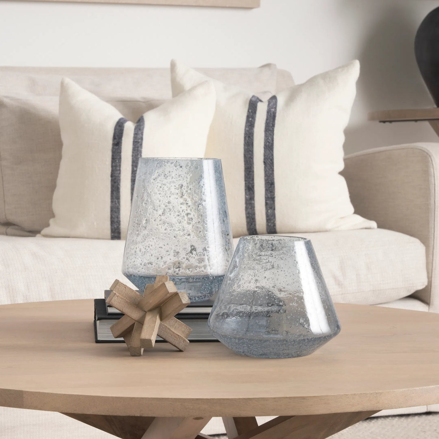 028 SI-2370179 | Lifestyle | Robyn Vase by Mercana in blue. Made from glass in a eclectic & global style.
