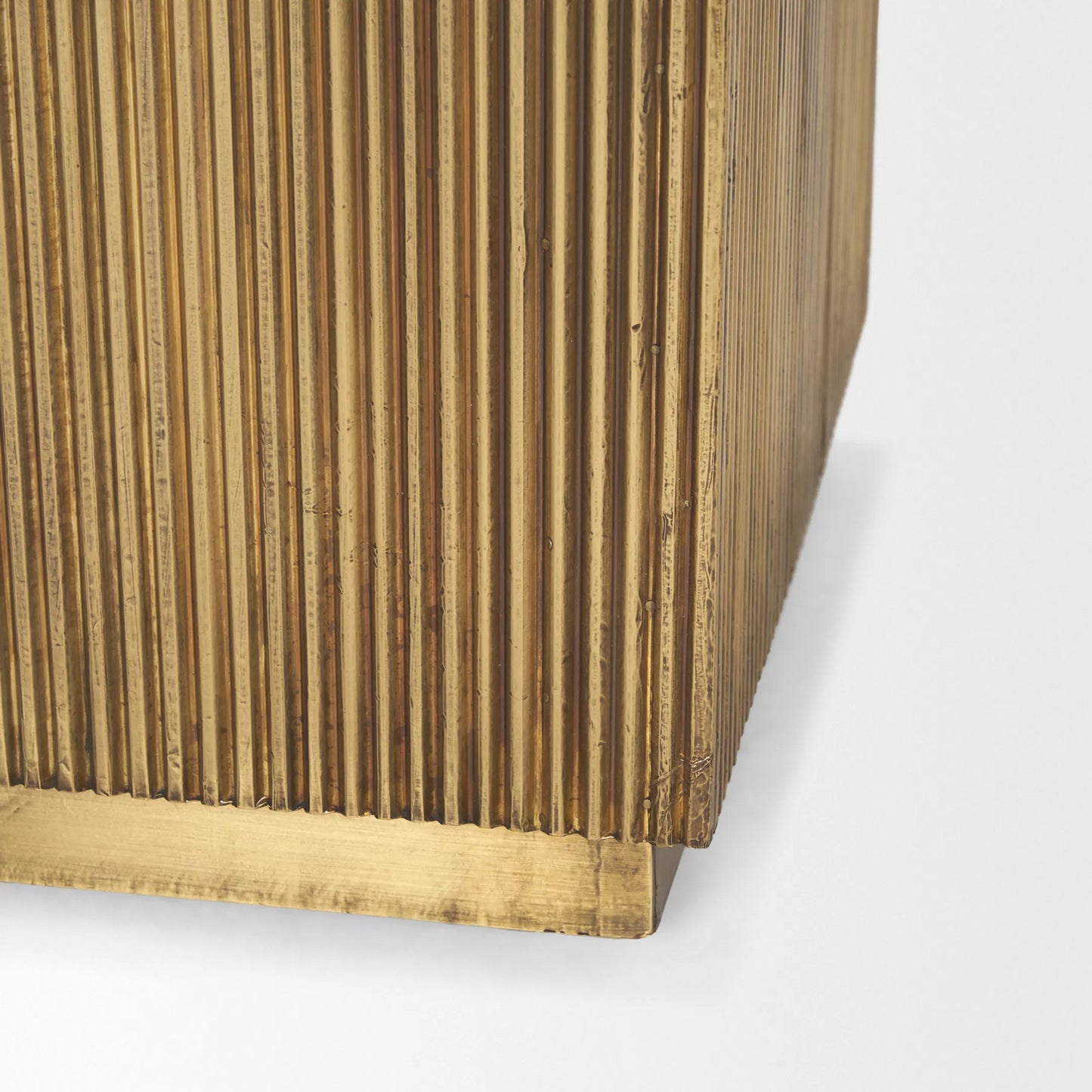 013 SI-2370482 | Closeup | Satima Square Accent Table by Mercana in black, gold. Made from metal in a modern style.