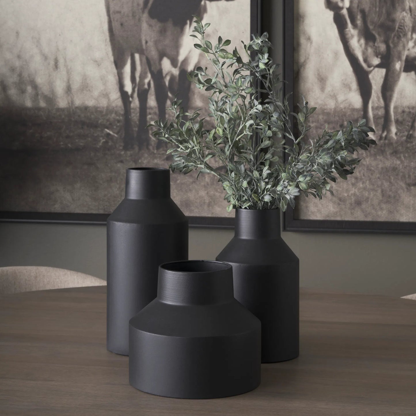 039 SI-2370602 | Lifestyle | Tosca Vase by Mercana in black. Made from metal in a modern style.