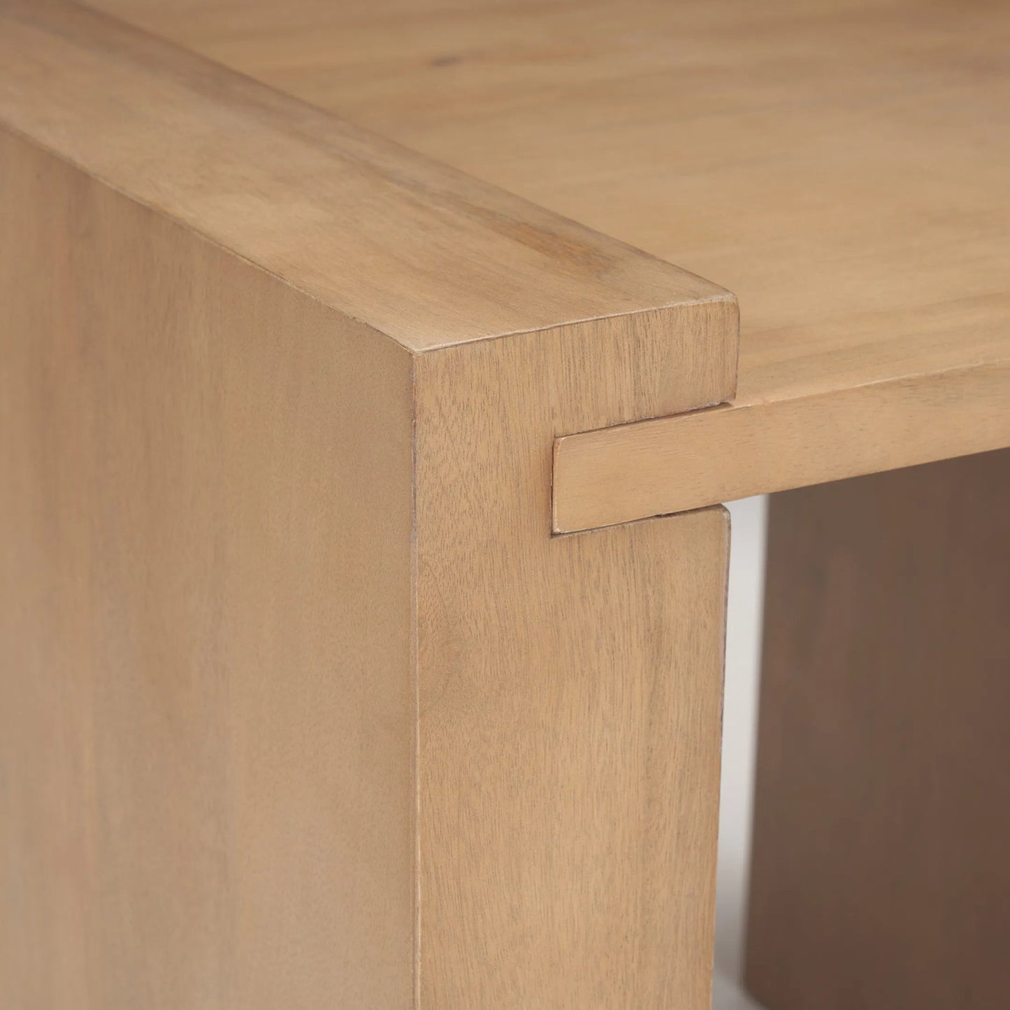 005 SI-2527788 | Closeup | Wesson Accent Table by Mercana in light brown. Made from solid wood in a unique style.