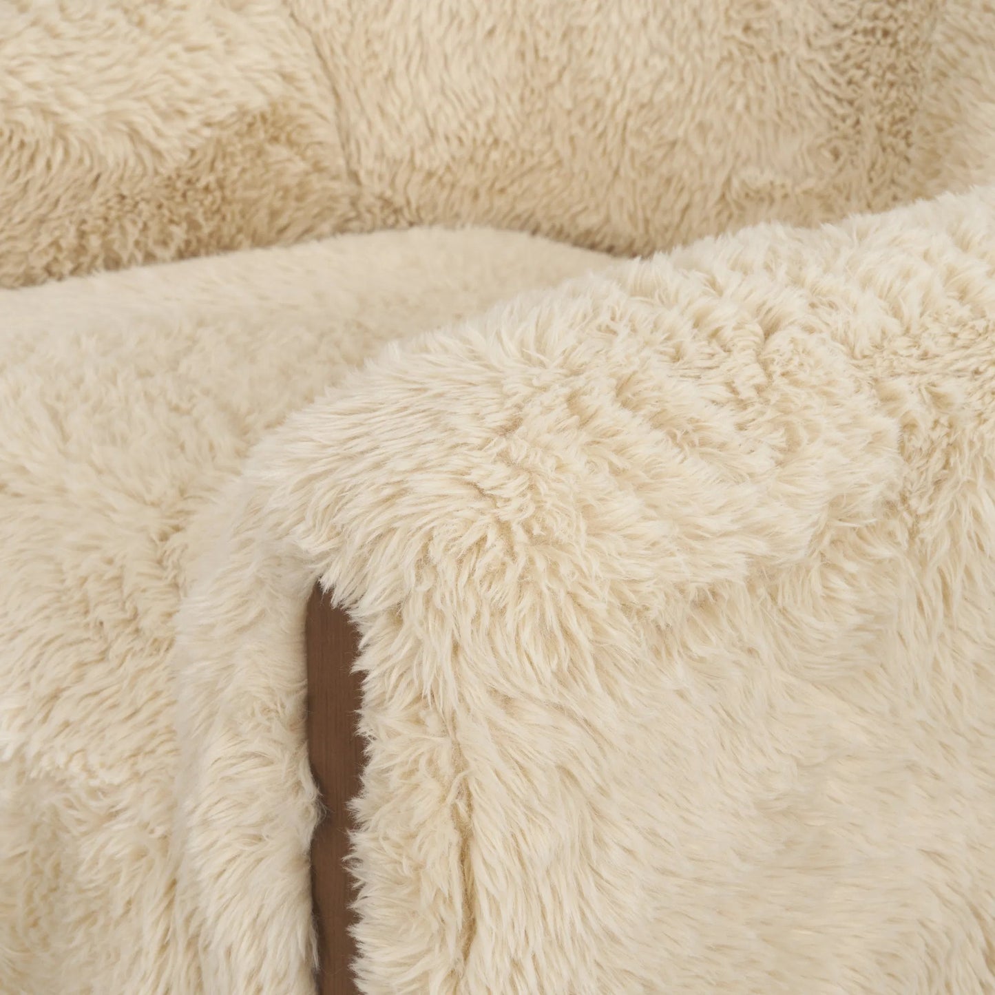 016 SI-2527752 | Closeup | Huntley Accent Chair by Mercana in cream. Made from polyester in a unique style.