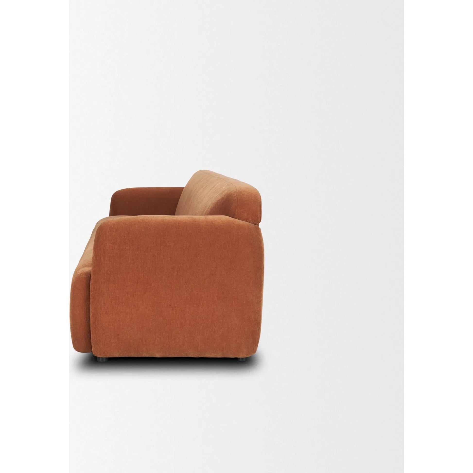 Saga Sofa by Mercana. Made from fabric in a transitional style.