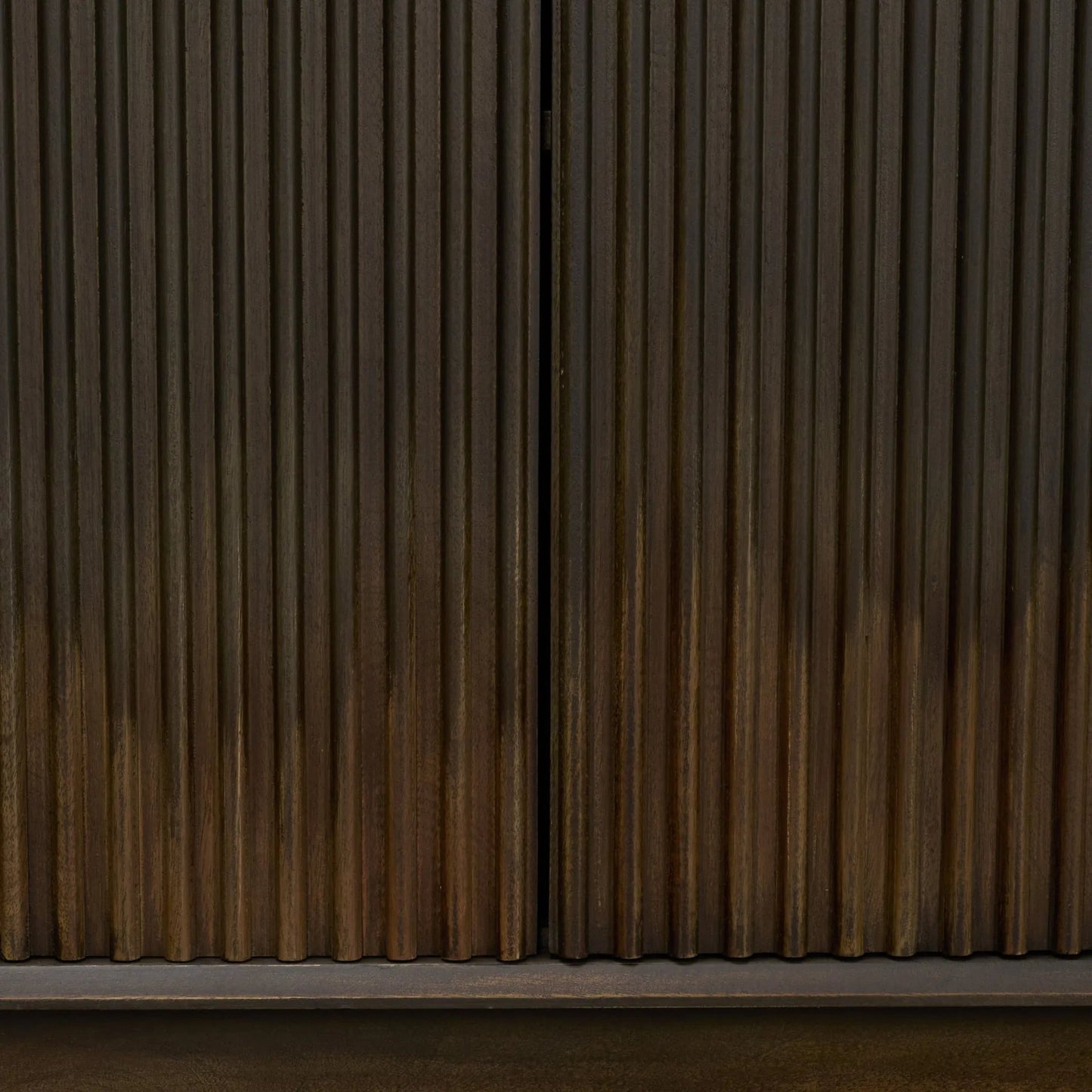 009 SI-2540730 | Closeup | Cinder Sideboard by Mercana in dark brown. Made from solid wood in a unique style.