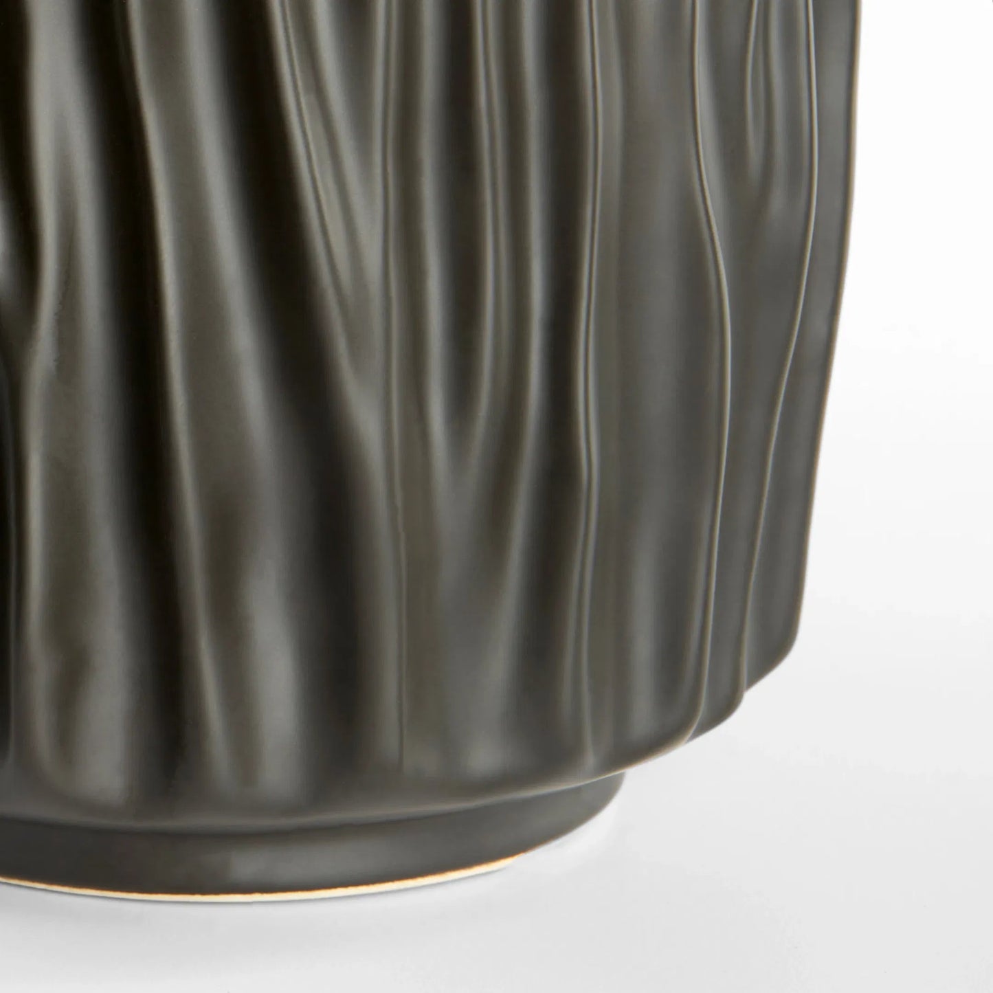 004 SI-1986848 | Closeup | Abyssus Vase by Cyan Design in black. Made from unique in a modern style.