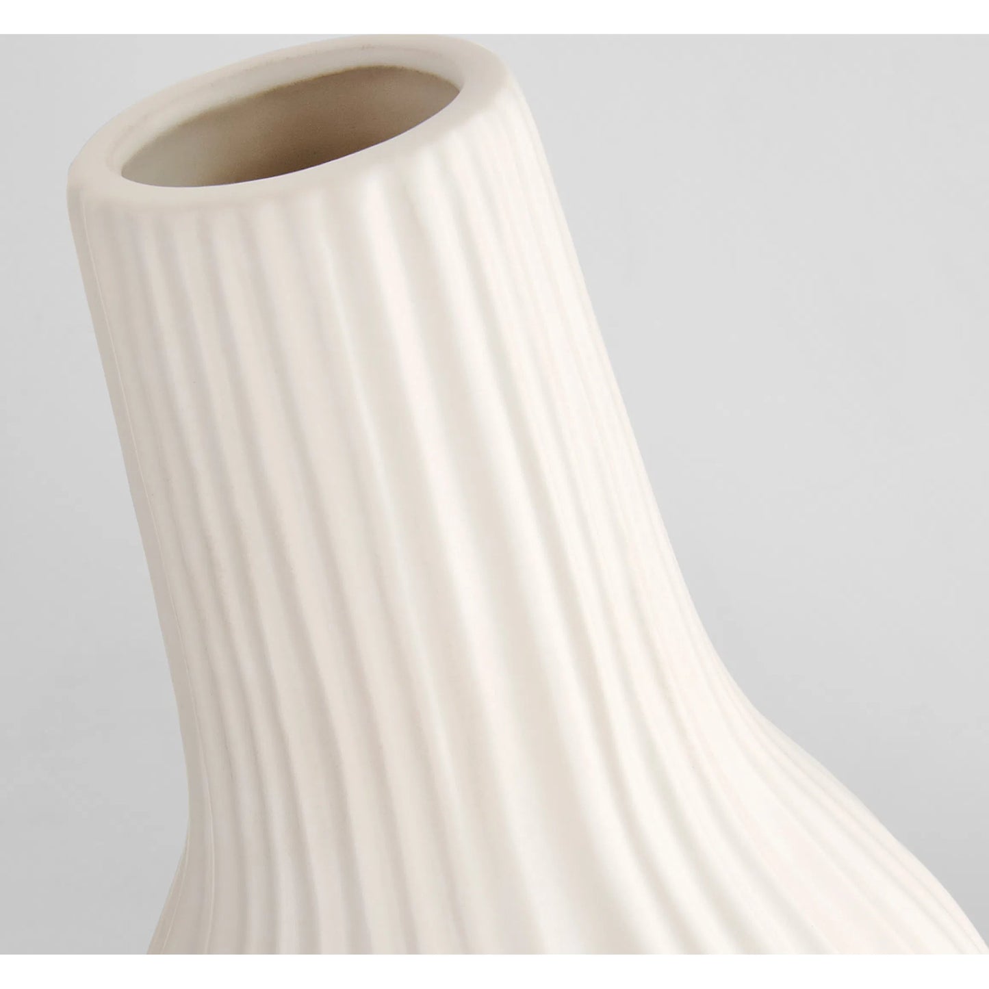 007 SI-2328697 | Closeup | Nigel Vase by Cyan Design in white. Made from ceramic in a modern style.