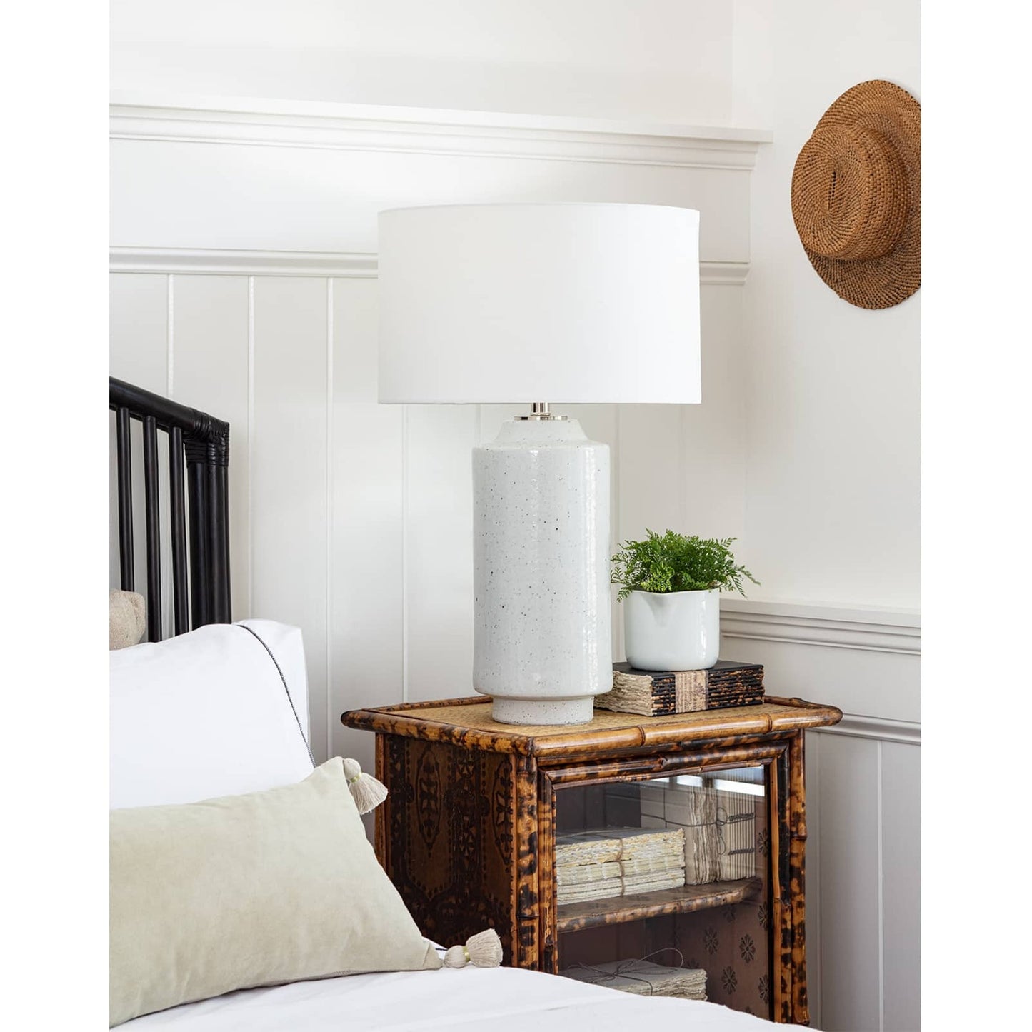 008 SI-1759289 | Lifestyle | Markus Table Lamp by Regina Andrew in white. Made from ceramic in a cottage & farmhouse style.