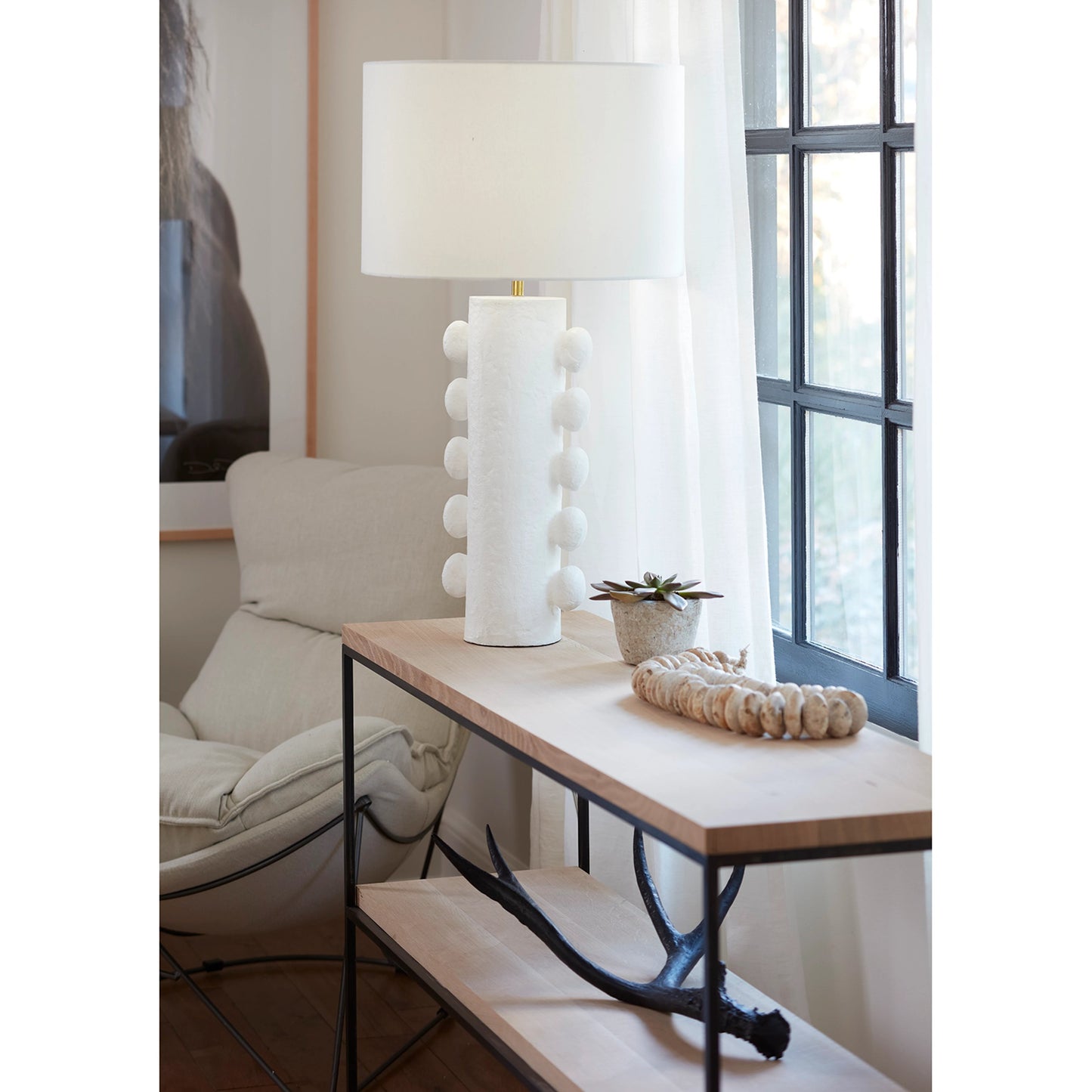 005 SI-1949060 | Lifestyle | Sanya Table Lamp by Regina Andrew in white. Made from aluminum in a modern style.
